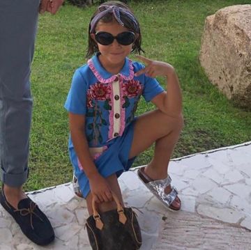 Birkenstock Arizona Sandalias en Holograma Plata usadas por Penelope Disick Portofino agosto 6, 2019