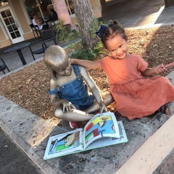 Chloe Kids Scalloped Leather Sandals worn by Luna Stephens Malibu August 1, 2019