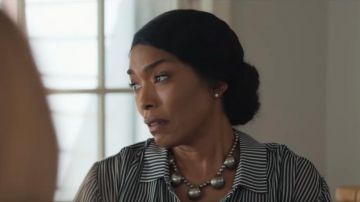 Bande de Tricot Oxford Shirt Polo Noir/Blanc porté par Carol Walker (Angela Bassett) dans Otherhood