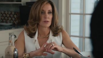 Classique sans Manches Blanc Slim Shirt porté par Helen Halston (Felicity Huffman) dans Otherhood