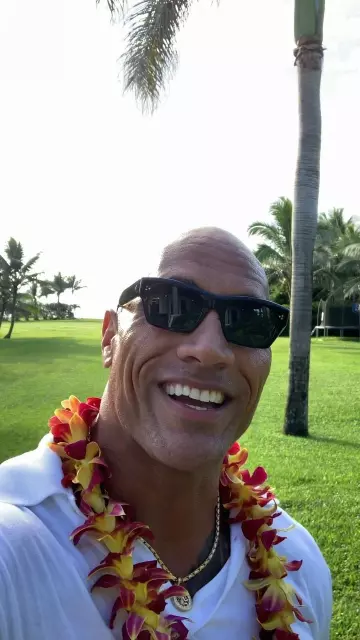 Les lunettes de soleil noires portées par Dwayne Johnson sur son compte Instagram @therock