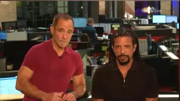 Polo bourgogne porté par Harvey Levin sur TMZ en Direct le 12 août 2019