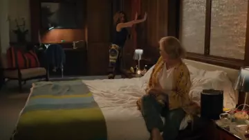 Bolsa de papel Pantalones florales verdes usados por Gillian Lieberman (Patricia Arquette) en Otherhood