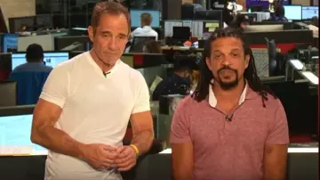 Blanc Décontracté Tee porté par le 9 août 2019 Harvey Levin TMZ Vivre