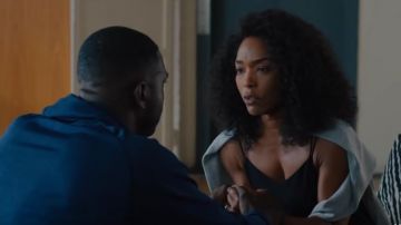 Noir Crop TOP porté par Carol Walker (Angela Bassett) dans Otherhood