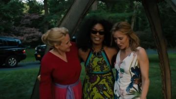 Blanc Col V Imprimé Floral Arrondi Manches Chemisier porté par (Felicity Huffman) dans Otherhood