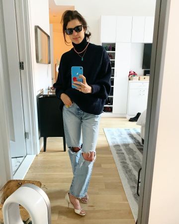 Suéter de lana azul oscuro de punto a mano usado por Leandra Medine en @leandramcohen