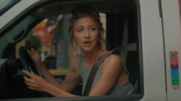 Old Navy à Rayures Gris débardeur porté par Erin (Heidi Gardner) dans Otherhood