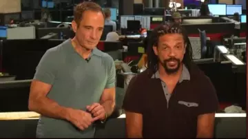 Vert d'armée Décontracté, le Polo porté par Harvey Levin sur TMZ en Direct le 6 août 2019
