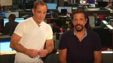Un t-shirt blanc porté par Harvey Levin sur TMZ Live le 4 août 2019