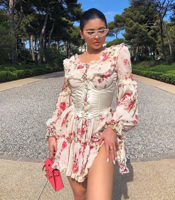 Vestido de corsé floral de la colección Duygu Ay usado por Kylie Jenner con Travis Scott 14 de agosto de 2019