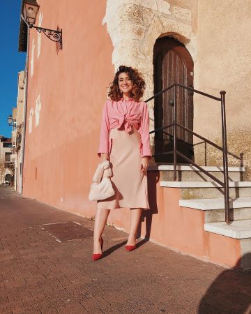 Le sac en fausse fourrure couleur taupe porté par Adrianne sur le compte Instagram de @adriannetrends