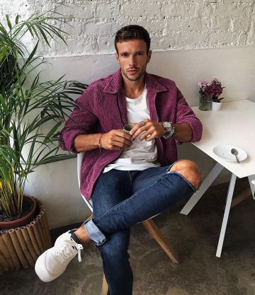 La chaqueta morada que lleva Hugo Felipe en la cuenta de Instagram de @hugophilip