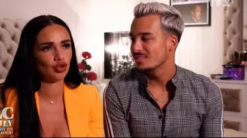La chemise à carreaux grise de Laurent Correia dans JLC Family Saison 1