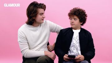 Chandail blanc porté par Joe Keery dans des Choses plus étranges " Joe & Gaten Donner des Conseils à des Inconnus sur Internet | Glamour