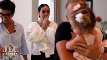 La blouse blanche à manches bouffantes porté par Jazz Correia dans JLC Family Saison 1