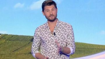 La camisa suelta con estampado de tigre de Christophe Beaugrand en el sorteo de Euromilions el 16.08.2019