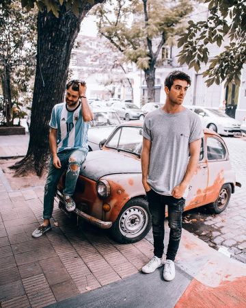 Camiseta gris de andrew taggart en la cuenta de Instagram de @thechainsmokers