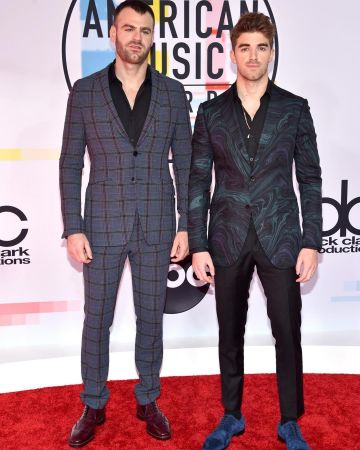 Le Pantalon De Costume noir de Andrew Taggart sur le compte Instagram de @thechainsmokers