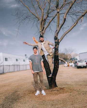 White T-shirt of Alex Pall on the account Instagram of @thechainsmokers