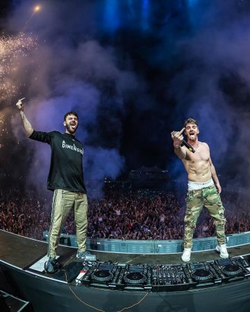 Adidas NMD R1 Blue Night Sneakers de Alex Pall en la cuenta de Instagram de @thechainsmokers