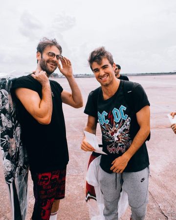 The black t-shirt of Alex Pall on the account Instagram of @thechainsmokers