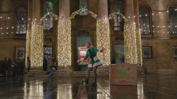 Boots of leprechaun green, Kate (Emilia Clarke) in Last Christmas