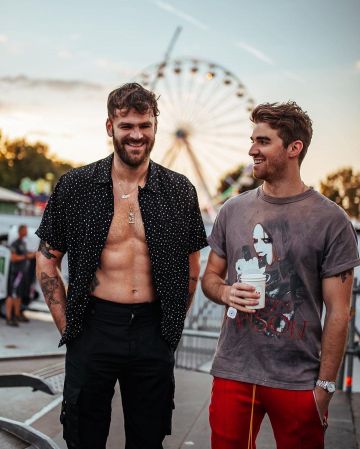 The black shorts of Alex Pall on the account Instagram of @thechainsmokers