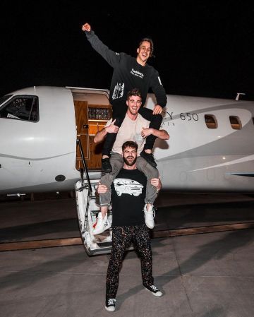Alex Pall's Converse Chuck 70 Classic High Top Sneakers en la cuenta de Instagram de @thechainsmokers