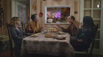 La longue robe bleue avec imprimé guépard de Kate (Emilia Clarke) dans Last Christmas