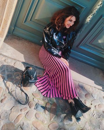 La jupe longue mauve et noire portée par Adrianne sur le compte Instagram de @adriannetrends