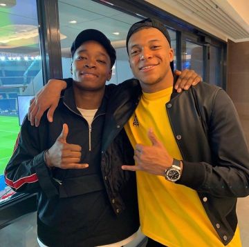 The bomber jacket leather of Kylian Mbappé on the account Instagram of @k. mbappe