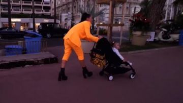 Les bottines à plateforme noires de Jazz Correia dans JLC Family Saison 1