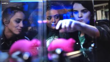 The vibrator Clitoral of Elodie Davis (Brianna Hildebrand) in the series Trinkets 