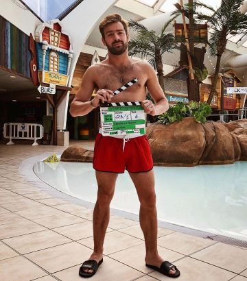 Los pantalones cortos rojos de Thomas Ancora en la cuenta de Instagram de @thomasancora