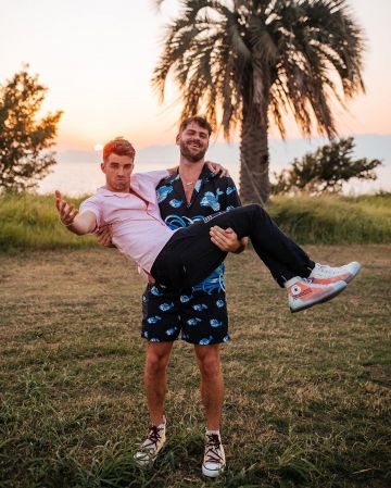 Sneakers converse of Alex Pall on the account Instagram of @thechainsmokers