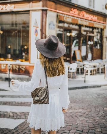 La pochette Dior vintage portée par Elodie sur son compte Instagram @elodieinparis