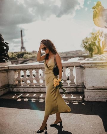 La robe dorée sans manches portée par Elodie sur son compte Instagram @elodieinparis