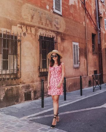 Les espadrille compensée en toile de coton noir Castañer portées par Elodie sur son compte Instagram @elodieinparis