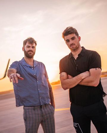 The Short-Sleeved Shirt, black of Andrew Taggart on the account Instagram of @thechainsmokers