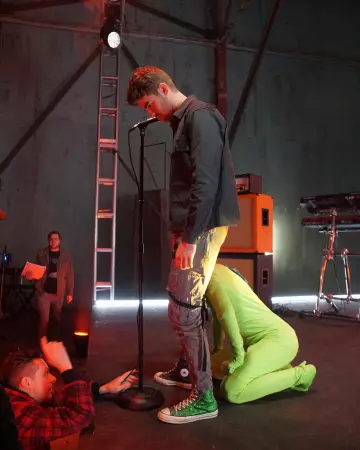 Le Pantalon De Jogging à Détails De Sangles Off-White de Andrew Taggart sur le compte Instagram de @thechainsmokers