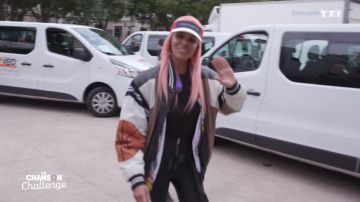La veste encuir ballon de basket ball oversize de Shy'm (Shy'm) dans La Chanson challenge