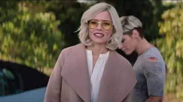 Gafas de sol amarillas usadas por Bosley (Elizabeth Banks) en Los ángeles de Charlie