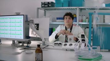 Asus Moniteur de Noé Centineo dans Charlie's Angels