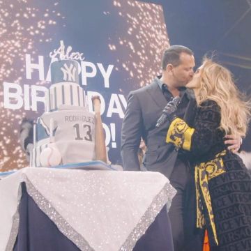 El albornoz Versace que lleva Jennifer Lopez en la cuenta de Instagram de @jlo