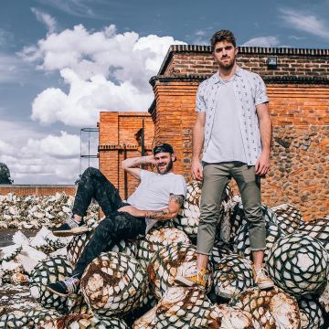 The Classic t-shirt grey Alex Pall on the account Instagram of @thechainsmokers