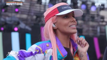 Visiere blanco/azul marino/rojo de Shy'm en el desafío La Chanson el 17.08.2019