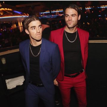 The blazer red of Alex Pall on the account Instagram of @thechainsmokers