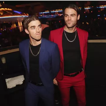 Le Blazer Classique bleu de Andrew Taggart sur le compte Instagram de @thechainsmokers
