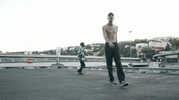 La parte inferior del chándal adidas negro de Mazoo en su clip En la página